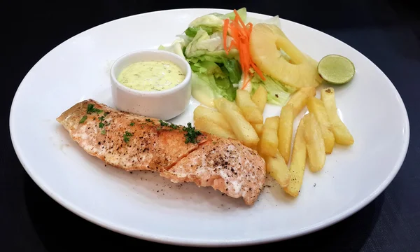 Gegrillter Lachs mit frischem Salatblatt und Pommes frites — Stockfoto