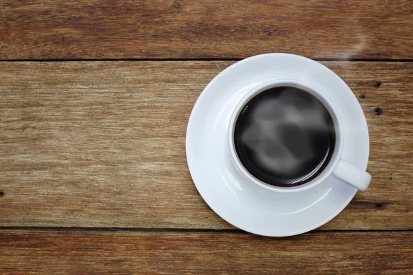 Tasse Kaffee auf dem Holztisch Hintergrund — Stockfoto