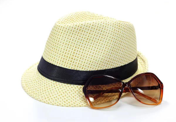 Chapéu e óculos de sol isolados em branco — Fotografia de Stock