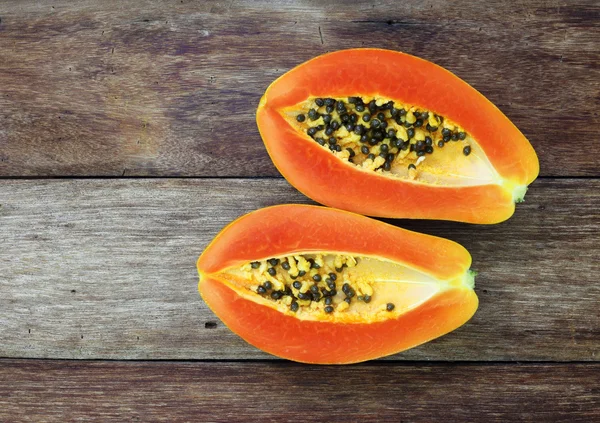 Skivad färsk papaya på trä bakgrund — Stockfoto
