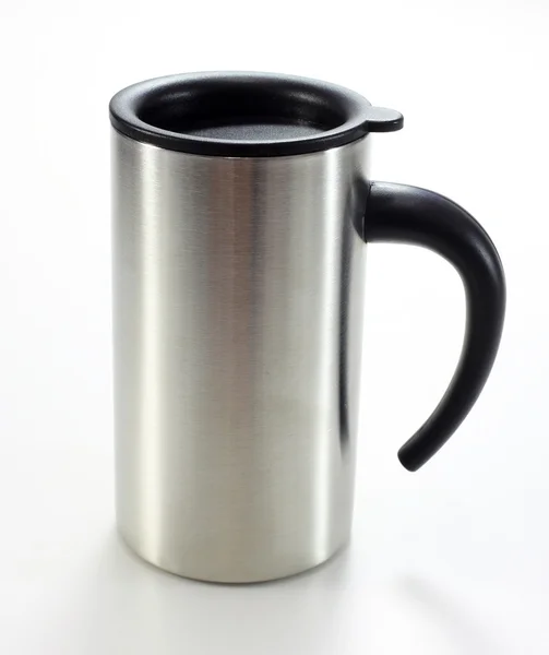 Caneca de alumínio isolado no branco — Fotografia de Stock