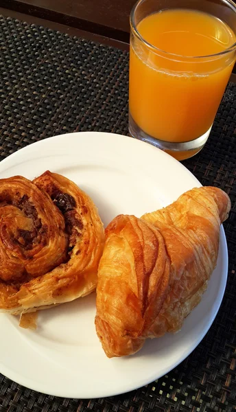 Pão fresco para pequeno-almoço — Fotografia de Stock