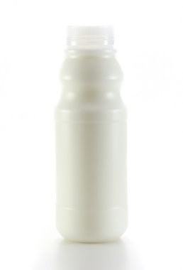 plastik şişe süt beyaz zemin üzerine