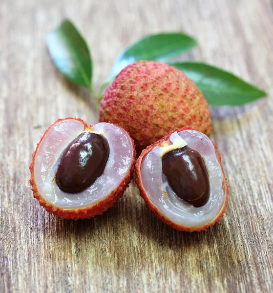 Lychee närbild på en trä — Stockfoto