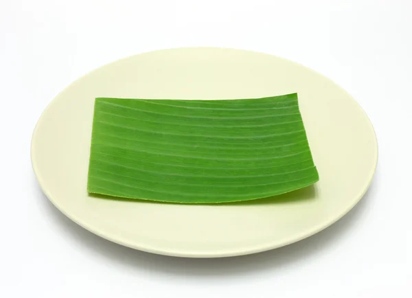 Hoja de plátano en el plato en blanco para editar alimentos o tema en —  Fotos de Stock