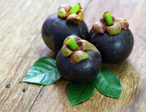 Fresh mangosteen fruit on wood — Stock Photo, Image