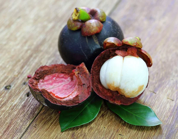 Fruits frais de mangoustan sur bois — Photo