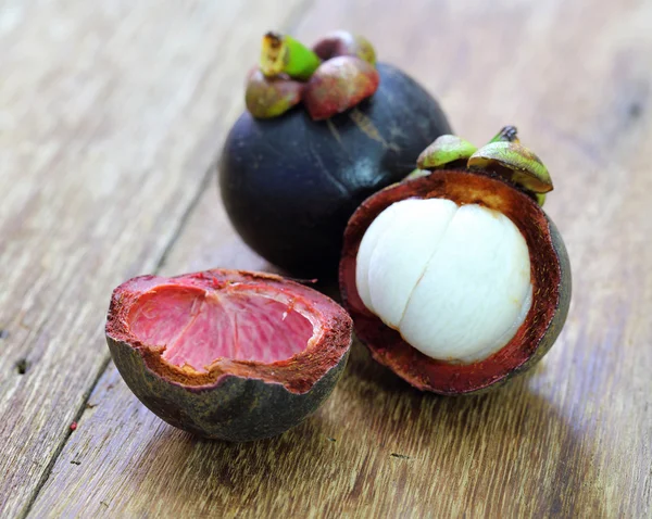 木材に新鮮なマンゴスチン果物 — ストック写真