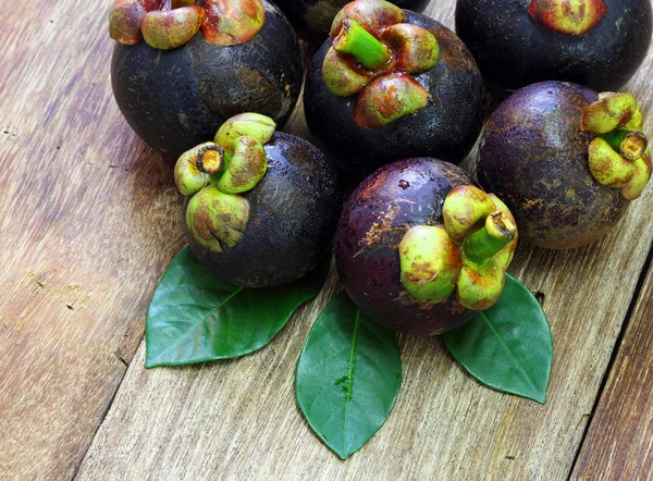 Frutas frescas de mangostão em madeira — Fotografia de Stock