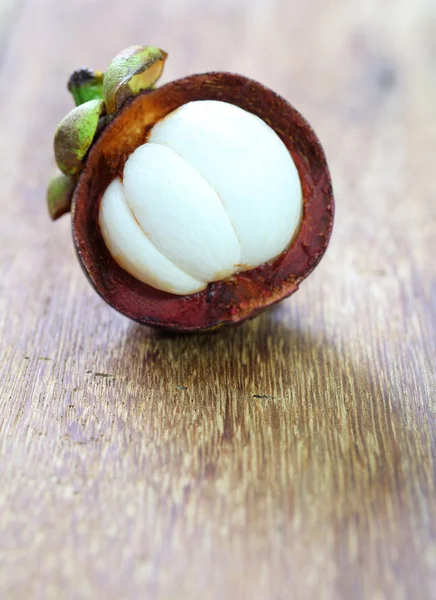 Fructe proaspete de mangosteen pe lemn — Fotografie, imagine de stoc