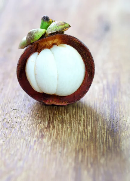 Fructe proaspete de mangosteen pe lemn — Fotografie, imagine de stoc