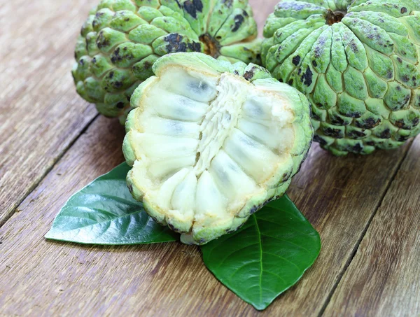 Custardappel fruit op de houten tafel. — Stockfoto