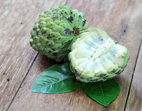 Custardappel fruit op de houten tafel. — Stockfoto