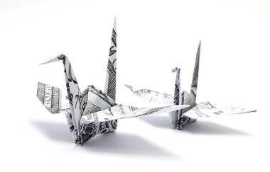 Origami kraan op witte achtergrond