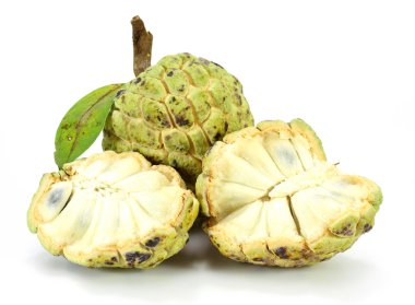 Beyaz arkaplanda krema elması 