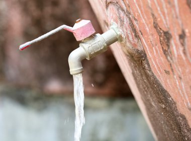 eski musluk büyük kil tanktan su damlası