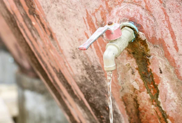 Kapka vody ze staré baterie velké hliněné nádrže — Stock fotografie
