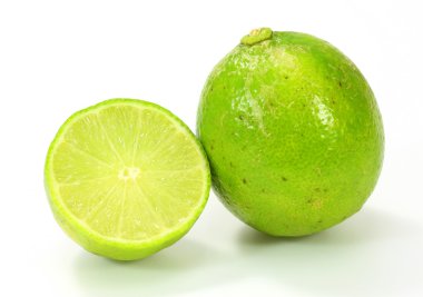 Beyaz arka plan üzerinde meyve narenciye kireç 