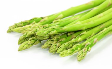 beyaz üzerine taze yeşil kuşkonmaz 