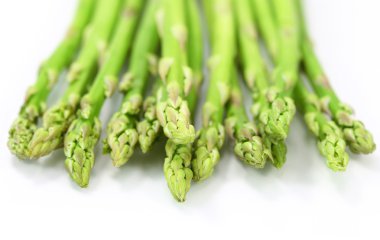 beyaz üzerine taze yeşil kuşkonmaz 