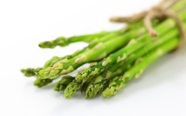 beyaz üzerine taze yeşil kuşkonmaz 