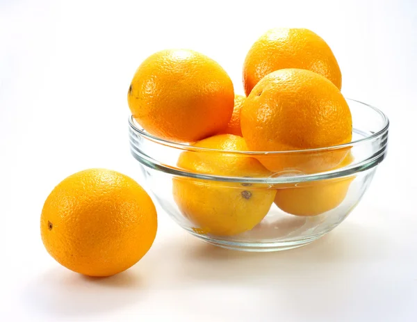 Smakelijke mandarijnen in kom op wit — Stockfoto