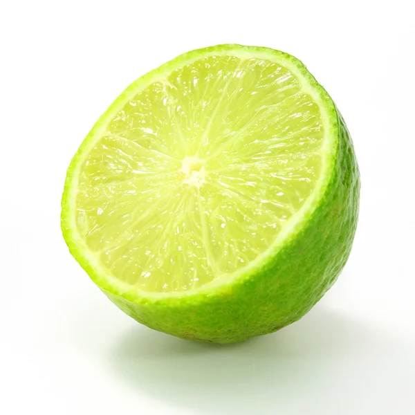 Limes met segmenten op witte achtergrond — Stockfoto