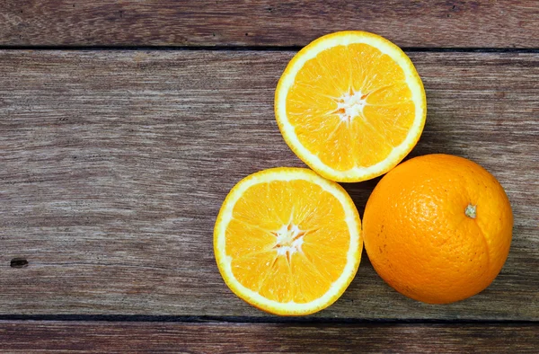 Laranjas frescas em fundo de madeira — Fotografia de Stock