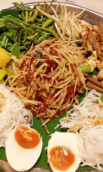 Som tam thai - thailändischer grüner Papayasalat auf großem Tablett mit viel Gemüse — Stockfoto