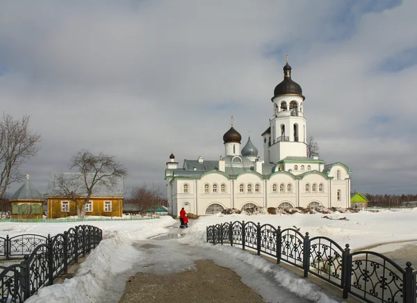 Orthodoxes Kloster im Frühjahr — Stockfoto