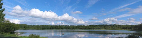 Bir gölün panoramik görüntüsü
