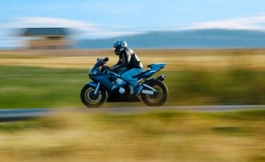 bir motosiklet