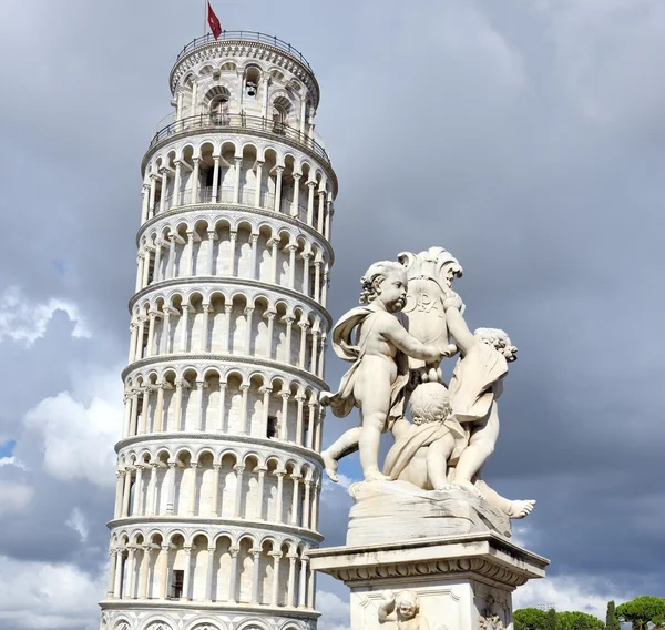 Pisa tower hålls tillbaka av en fot Stockfoto