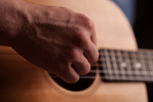 Kezében a srác játszik a barna gitár — Stock Fotó