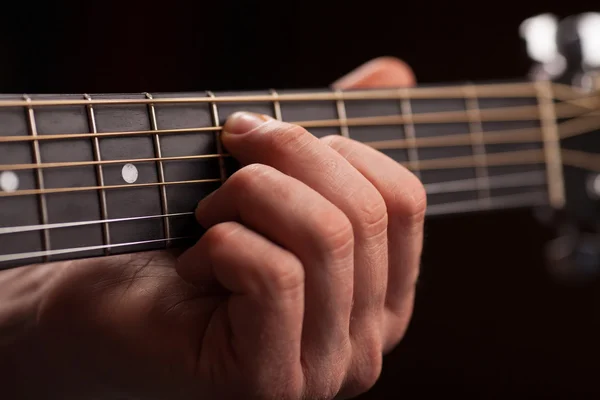 Guitarra marrom nas mãos do cara tocando — Fotografia de Stock