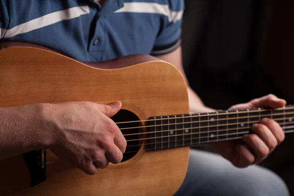 Bruin gitaar in handen in de man spelen — Stockfoto