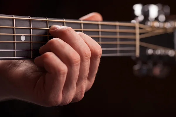 Guitarra marrom nas mãos do cara tocando — Fotografia de Stock