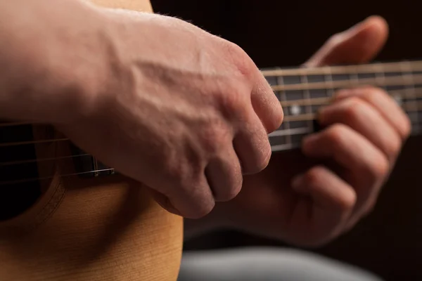 Guitarra marrom nas mãos do cara tocando — Fotografia de Stock