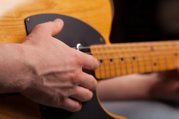 Bruin gitaar in handen in de man spelen? — Stockfoto