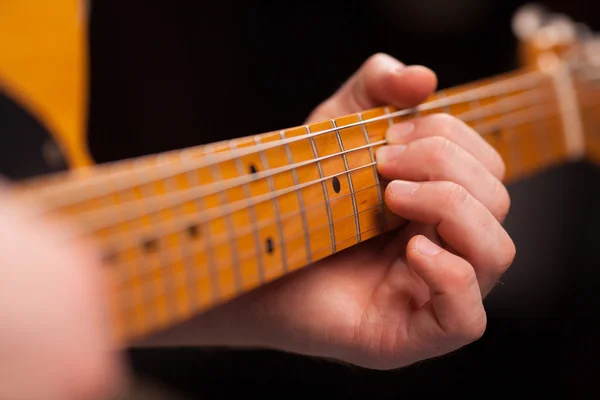 Guitarra castanha nas mãos do cara que joga — Fotografia de Stock