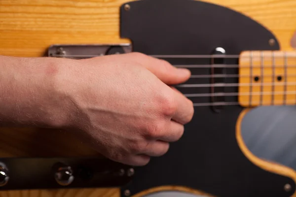 Коричневий гітару в руки в хлопцю грати? — стокове фото
