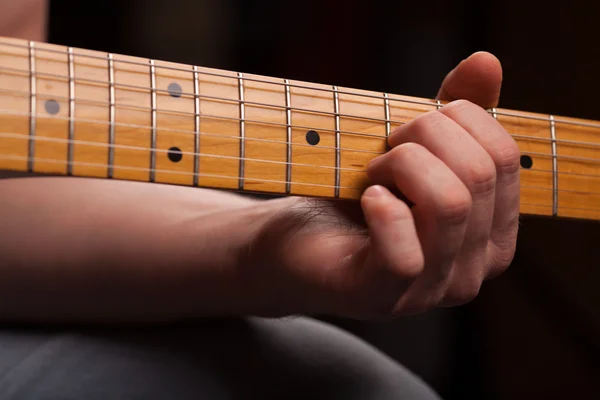 Guitarra marrón en las manos en el chico que juega jalá — Foto de Stock