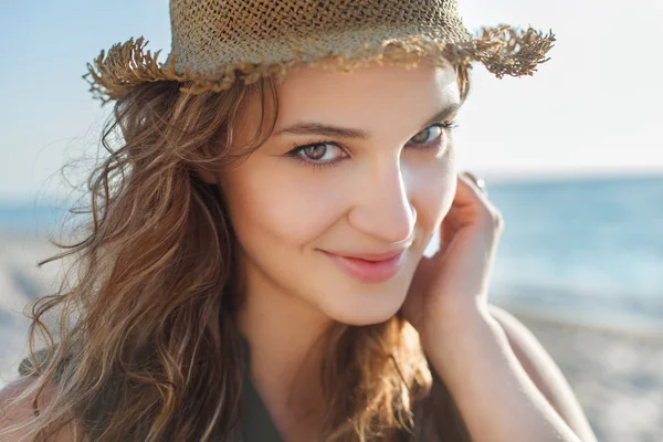 Beautiful girl on  beach — Stock Photo, Image