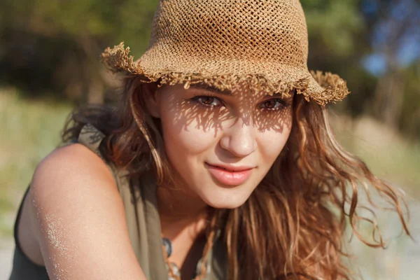 Mooi meisje op strand — Stockfoto