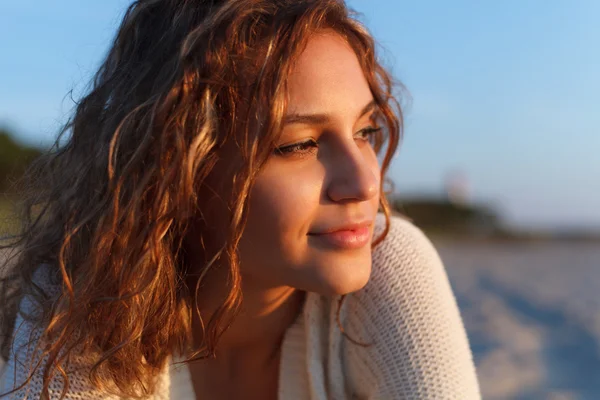 Vakker jente på en strand – stockfoto