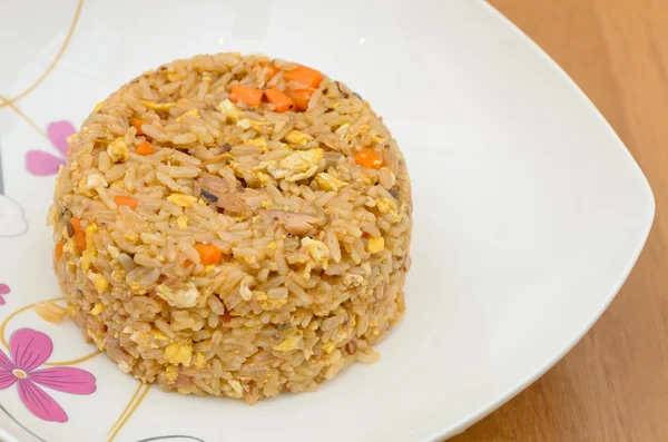 Arroz frito con sardinas en salsa de tomate — Foto de Stock