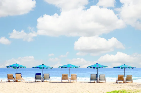 Cadeiras de praia e com guarda-chuva na praia em dia nublado Fotografia De Stock