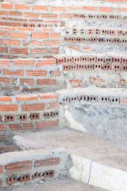 kırmızı tuğla ve çimento tarafından yapılan underconstruction merdiven.