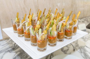 Fıstık sosu ve küçük bardak sirke ile domuz eti satay