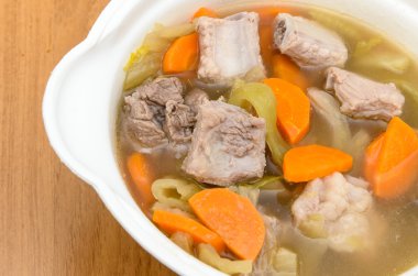 havuç ve Domuz kaburga ile turşu lahana çorbası